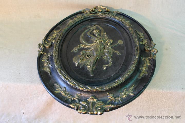 Otros objetos de arte: cuadro antiguo en escayola con angeles - Foto 3