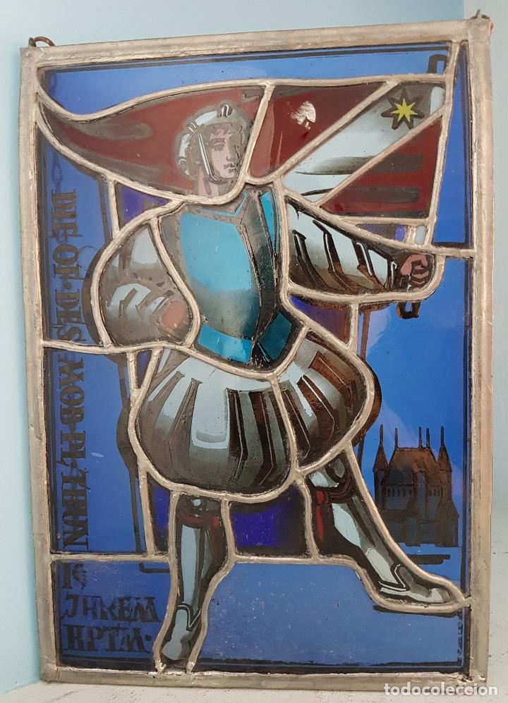 Otros objetos de arte: Antiguo cuadro de cristal plomado en colores con motivo de estilo medieval .