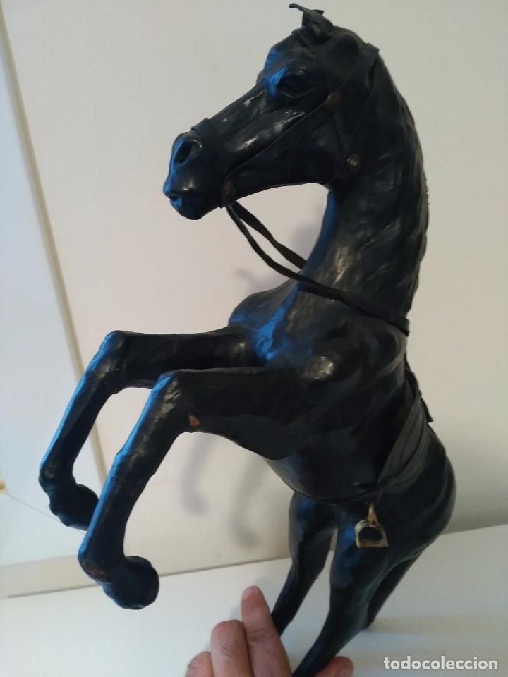 Otros objetos de arte: Caballo grande negro realizado en cuero - Foto 1