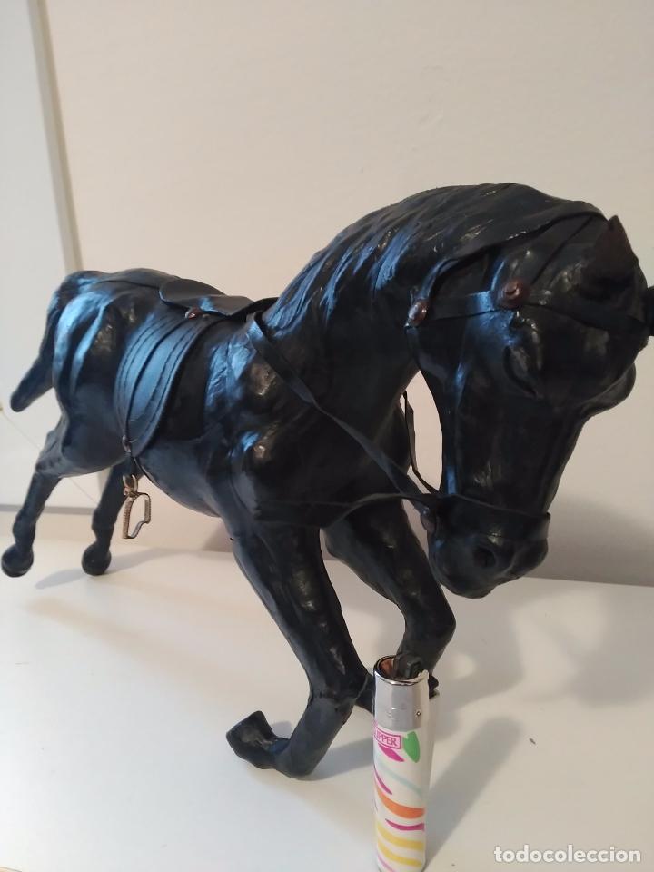 Otros objetos de arte: Caballo grande negro realizado en cuero - Foto 2