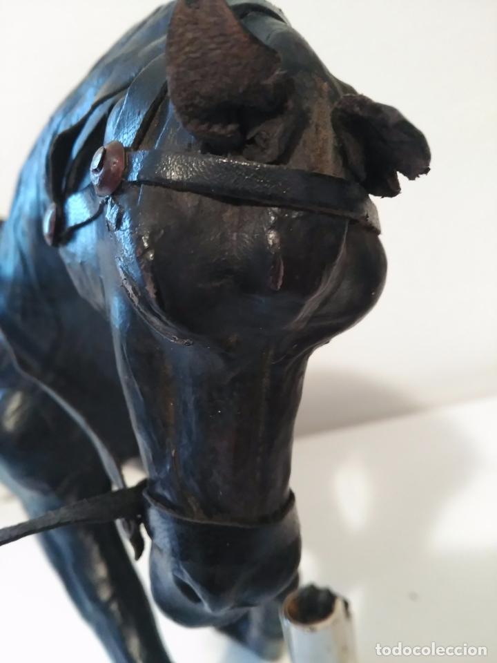Otros objetos de arte: Caballo grande negro realizado en cuero - Foto 3