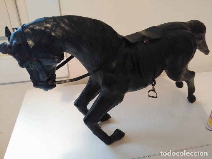 Otros objetos de arte: Caballo grande negro realizado en cuero - Foto 4