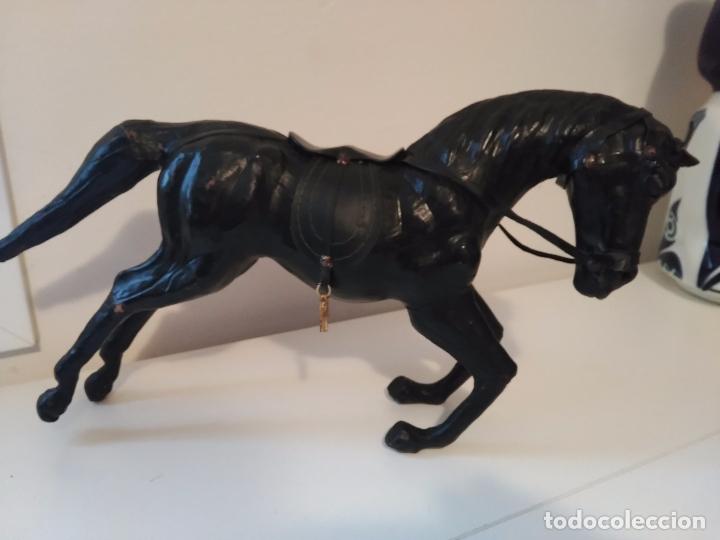 Otros objetos de arte: Caballo grande negro realizado en cuero - Foto 5