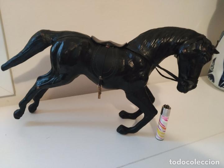 Otros objetos de arte: Caballo grande negro realizado en cuero - Foto 6
