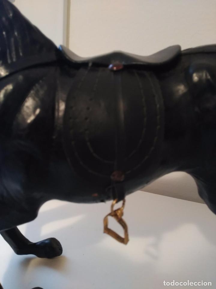 Otros objetos de arte: Caballo grande negro realizado en cuero - Foto 8