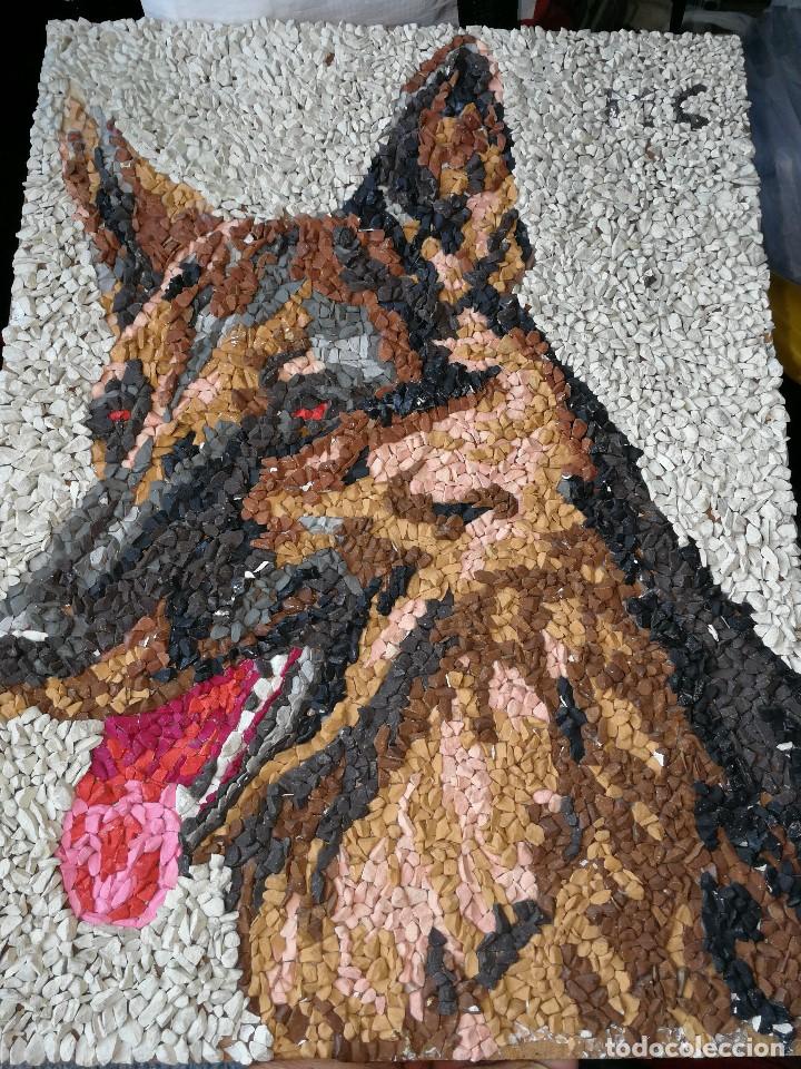 Otros objetos de arte: CUADRO A MANO DE PERRO DE PIEDRAS PINTADAS PASTOR ALEM&Aacute;N - Foto 1