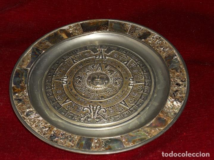 Otros objetos de arte: PLATO AZTECA DE ALPACA  CON BORDES EN NACAR - Foto 1