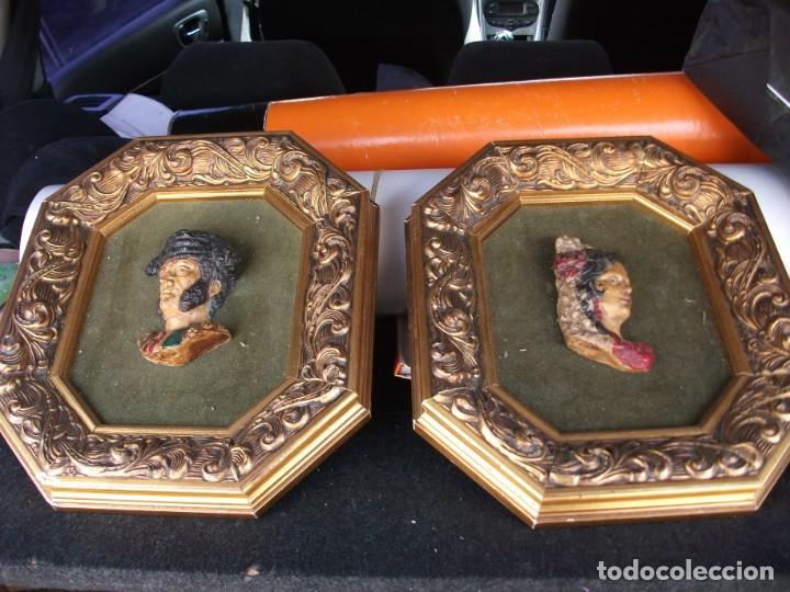 Otros objetos de arte: Cuadro torero y flamenca en relieve marco dorado tela verde medida 28,5 X 25,5 cm.