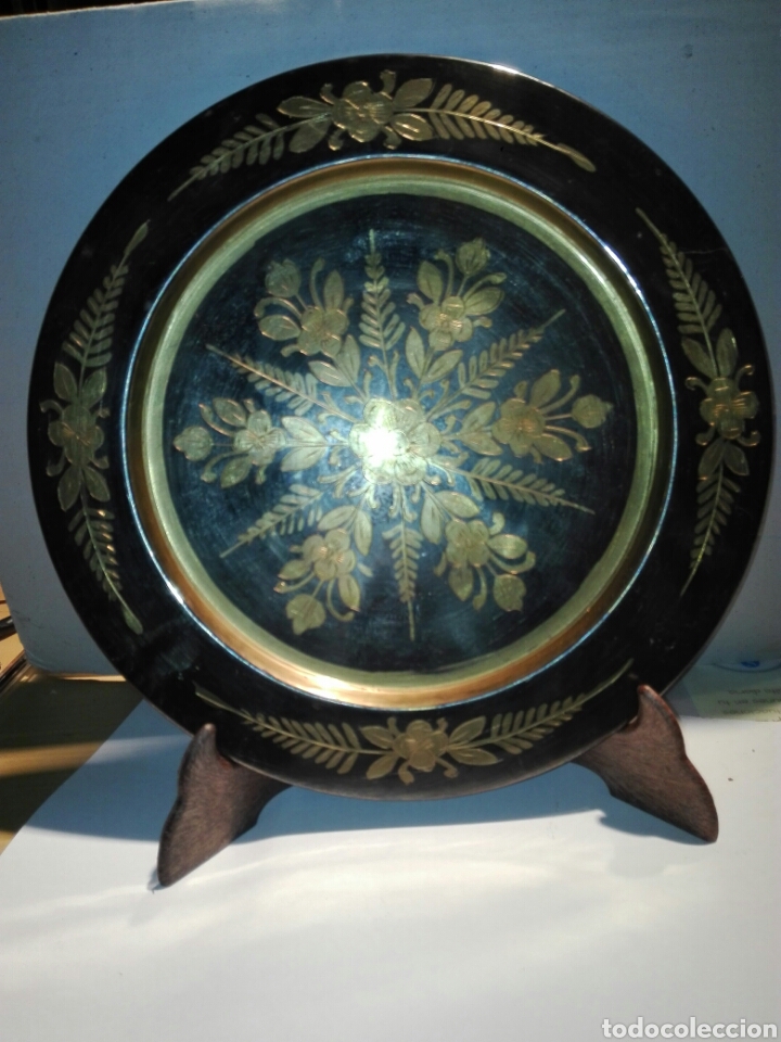 Otros objetos de arte: PLATO LATON CON GRABADOS Y SOPORTE - Foto 1