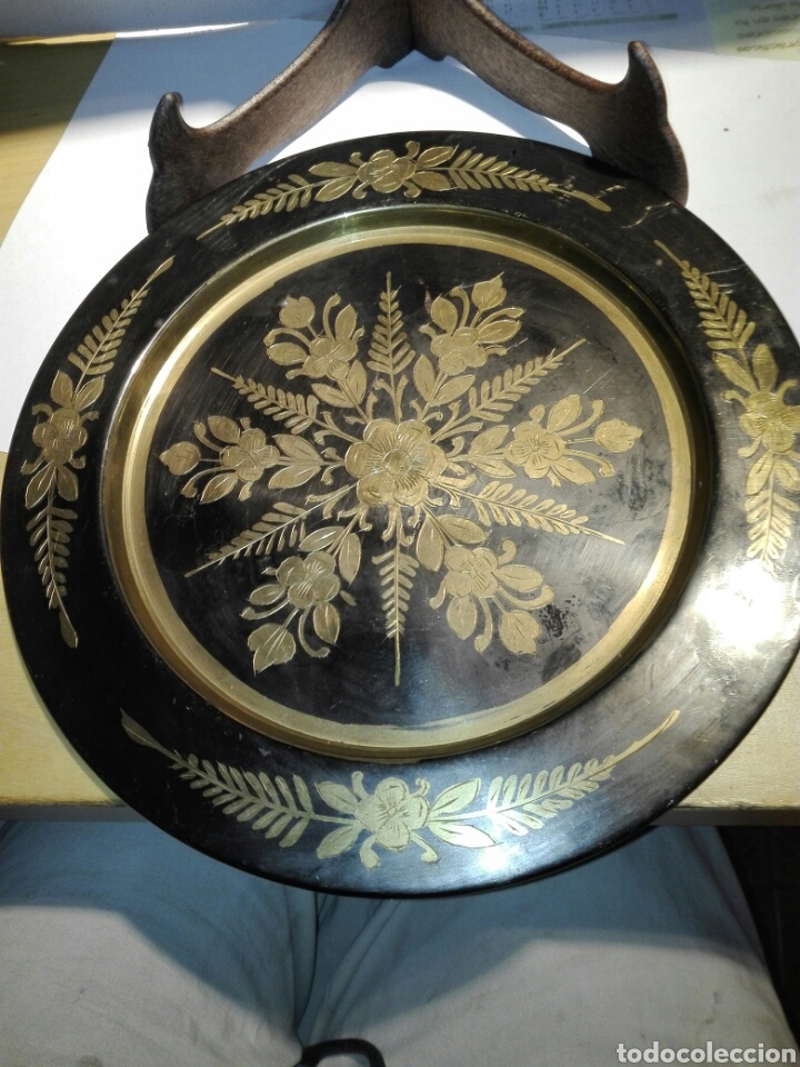 Otros objetos de arte: PLATO LATON CON GRABADOS Y SOPORTE - Foto 2