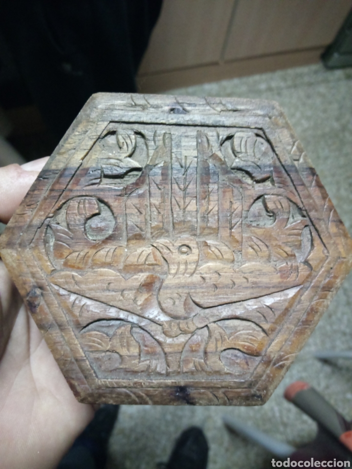 Otros objetos de arte: CAJA O JOYERO DE MADERA TALLADO - Foto 1
