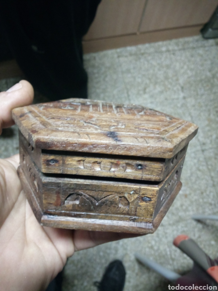 Otros objetos de arte: CAJA O JOYERO DE MADERA TALLADO - Foto 2