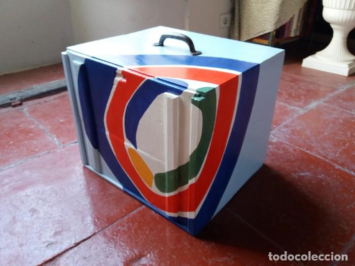 Otros objetos de arte: Antigua caja para dulces policromada - Foto 1