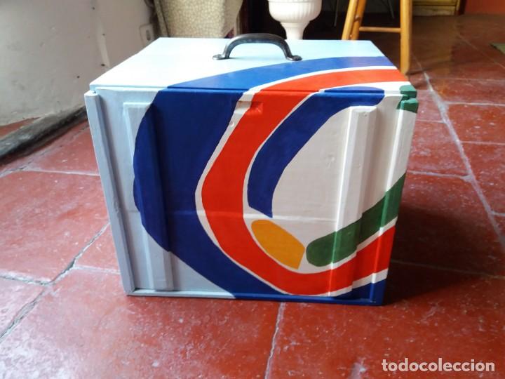 Otros objetos de arte: Antigua caja para dulces policromada - Foto 2