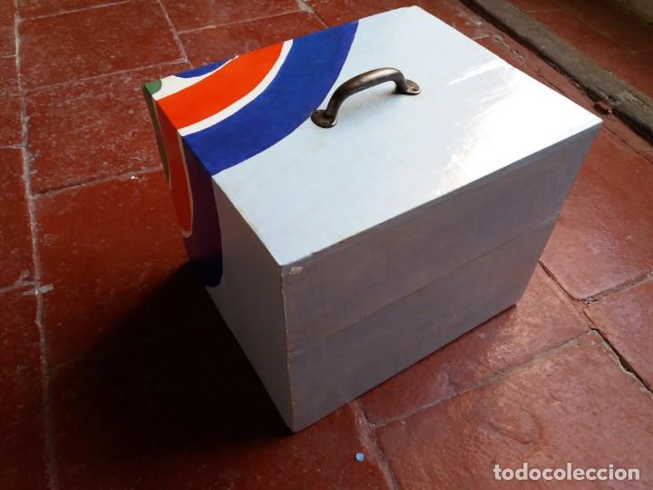 Otros objetos de arte: Antigua caja para dulces policromada - Foto 3