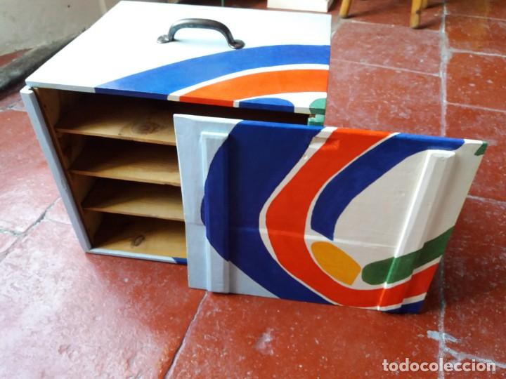 Otros objetos de arte: Antigua caja para dulces policromada - Foto 4