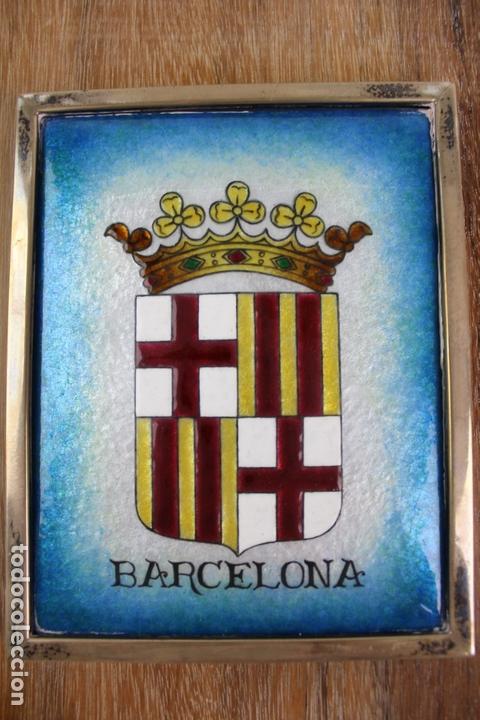 Otros objetos de arte: PLACA ESMALTADA CON EL ESCUDO DE BARCELONA. S.XX. - Foto 2