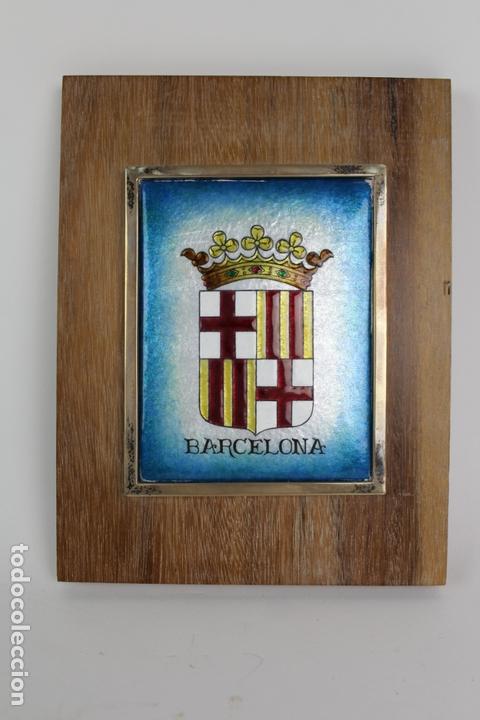 Otros objetos de arte: PLACA ESMALTADA CON EL ESCUDO DE BARCELONA. S.XX. - Foto 1