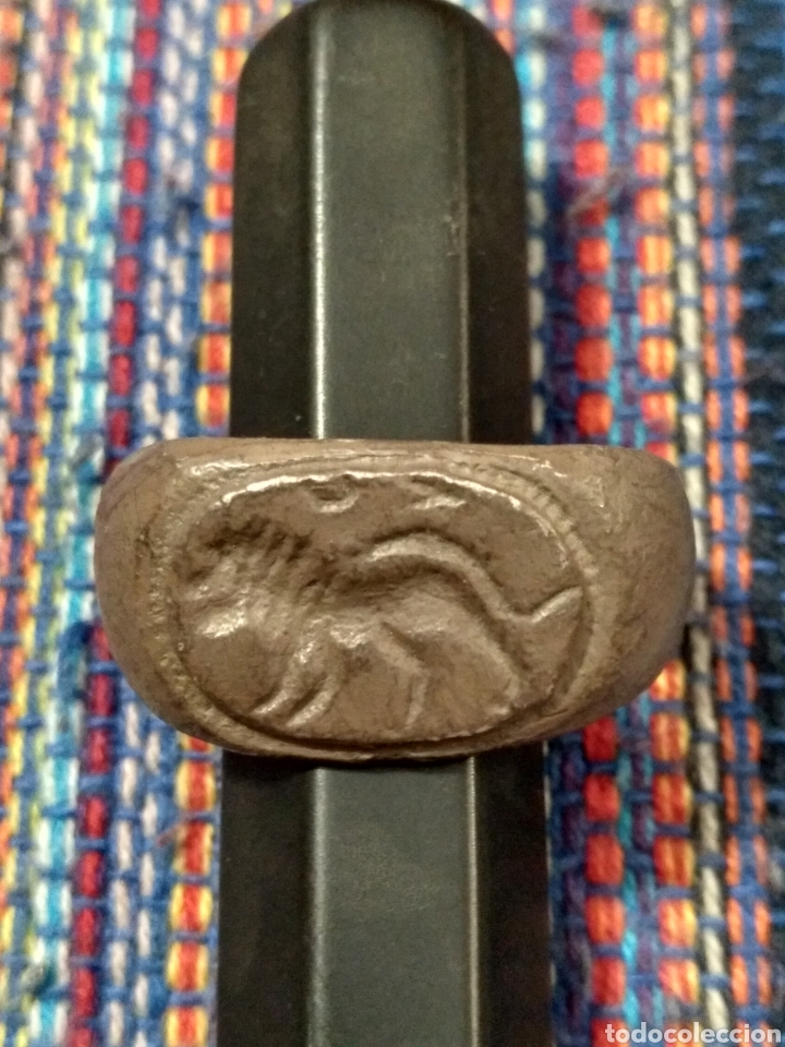 Art: EST10- DOS COPIAS ANTIGUAS EN PLATA DE ANILLOS FIGURA DE UN LE&Oacute;N Y UN PERSONAJE.