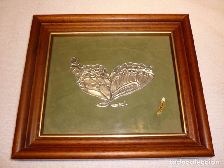 Otros objetos de arte: CUADRO DE ARTESANIA CON MARIPOSA LABRADA EN ESTA&Ntilde;O - Foto 1