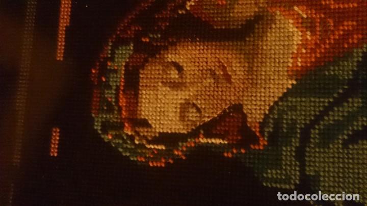 Otros objetos de arte: VIRGEN CON NI&Ntilde;O petit point 50x40 ctms aprox - Foto 9