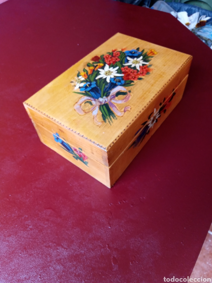 Otros objetos de arte: Caja de madera antigua pintada a mano. - Foto 2