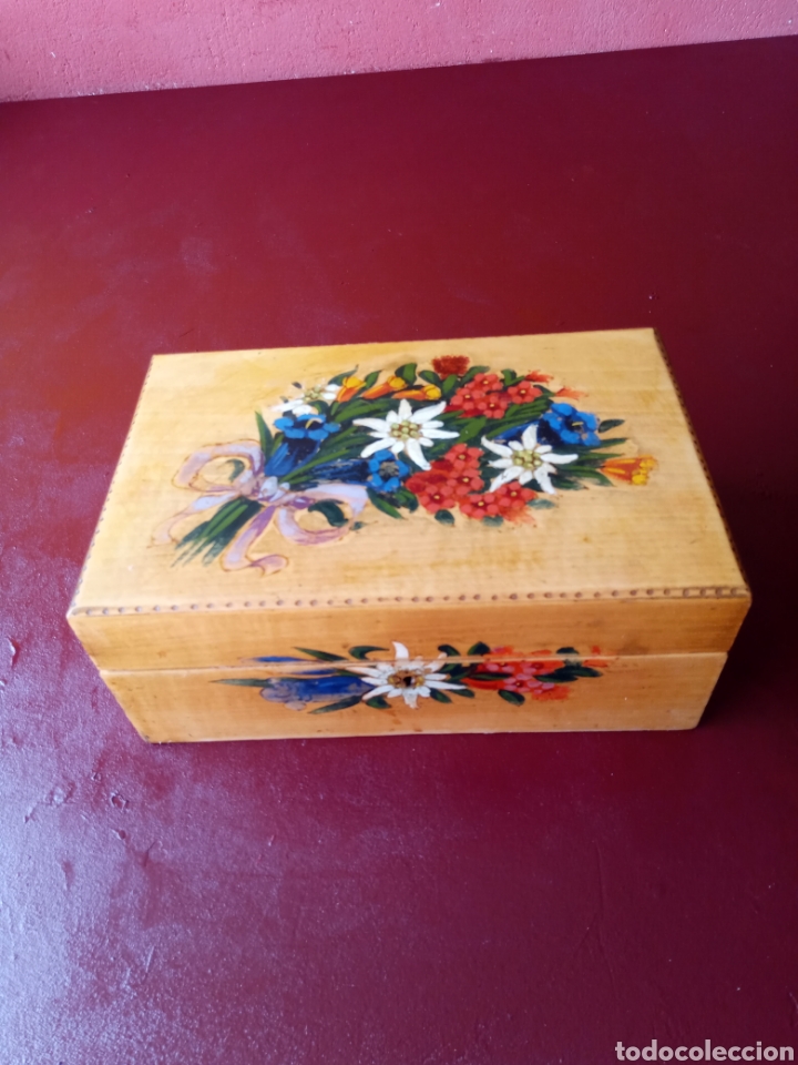 Otros objetos de arte: Caja de madera antigua pintada a mano. - Foto 1