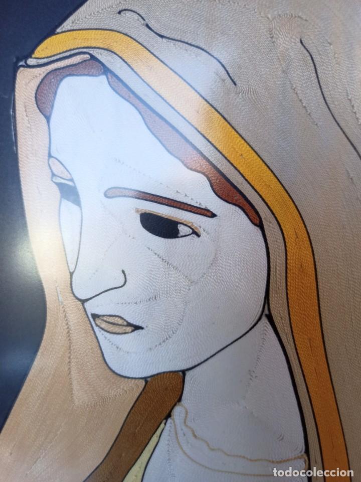 Otros objetos de arte: Cuadro de virgen en tela, hecho con hilos - Foto 2