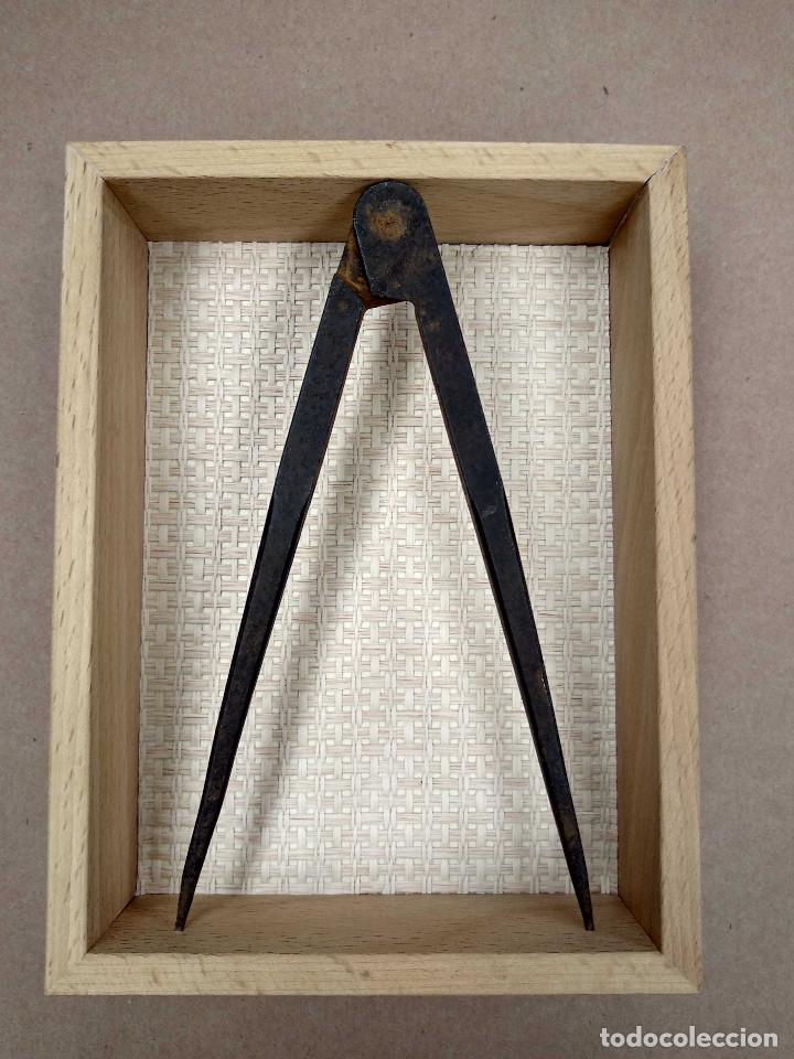 Otros objetos de arte: Compas de carpintero antiguo. Cuadrito, montaje de Quico - Foto 1
