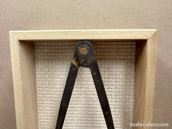 Otros objetos de arte: Compas de carpintero antiguo. Cuadrito, montaje de Quico - Foto 5