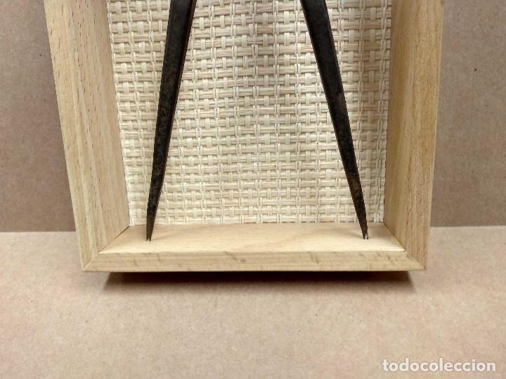 Otros objetos de arte: Compas de carpintero antiguo. Cuadrito, montaje de Quico - Foto 6