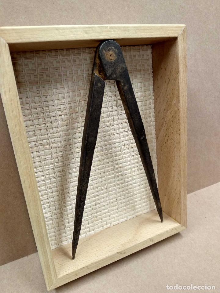 Otros objetos de arte: Compas de carpintero antiguo. Cuadrito, montaje de Quico - Foto 7