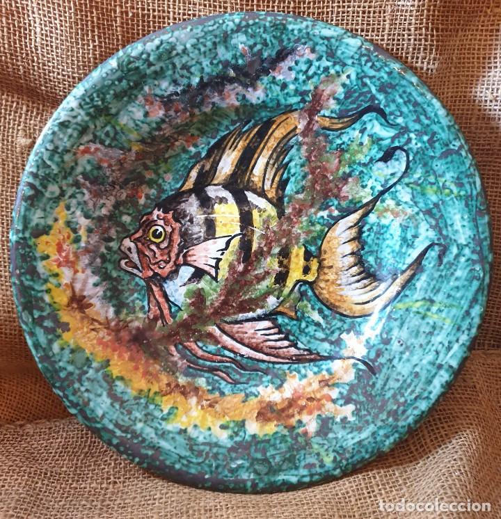 Otros objetos de arte: Dos platos cer&aacute;micos &rdquo;peces&rdquo; pintados a mano. - Foto 2