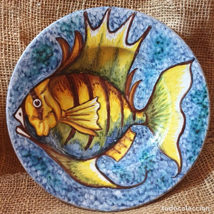 Otros objetos de arte: Plato cer&aacute;mico con pez, pintado a mano. - Foto 1
