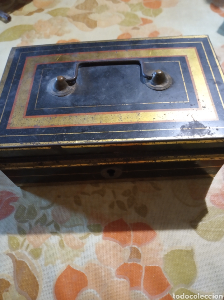 Otros objetos de arte: Caja de chapa antigua - Foto 1