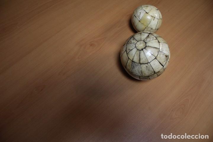 Otros objetos de arte: 2 BOLAS DE HUESO DE 10 Y 20 CENTIMETROS - Foto 1