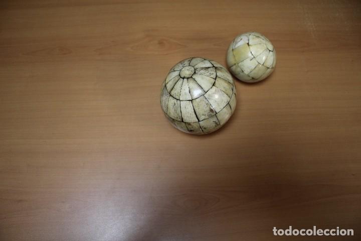 Otros objetos de arte: 2 BOLAS DE HUESO DE 10 Y 20 CENTIMETROS - Foto 2