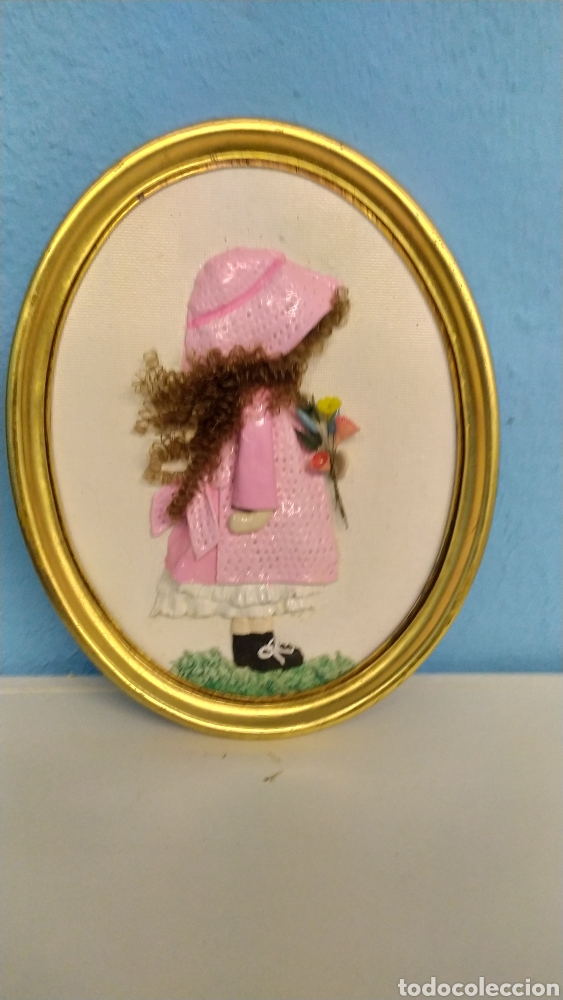 Otros objetos de arte: Cuadro Antiguo de ni&ntilde;a en relieve artesanal - Foto 1