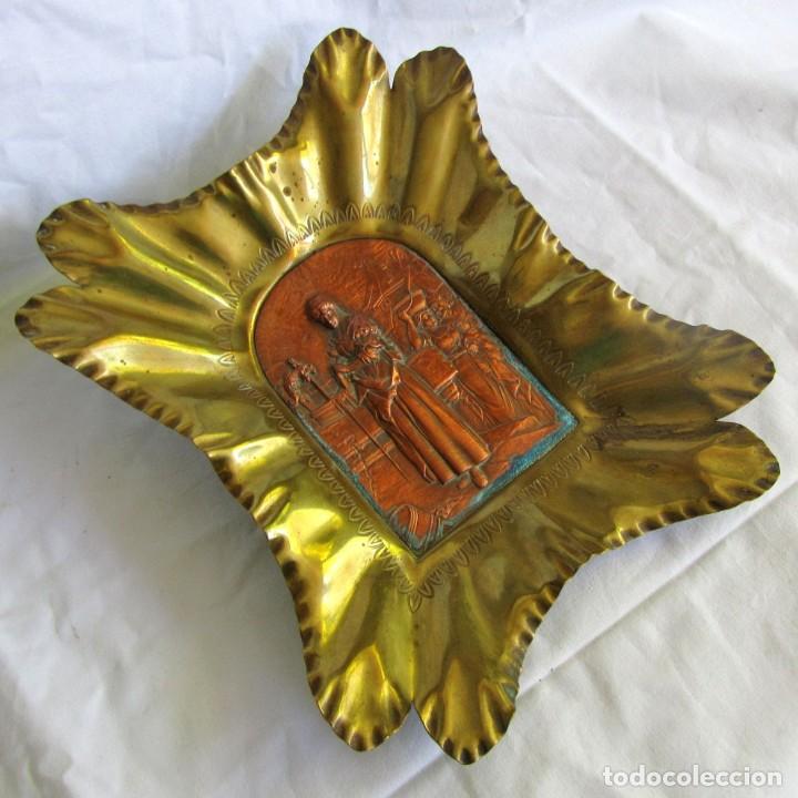 Otros objetos de arte: Antiguo relieve en cobre con marco de lat&oacute;n, lavandera - Foto 1