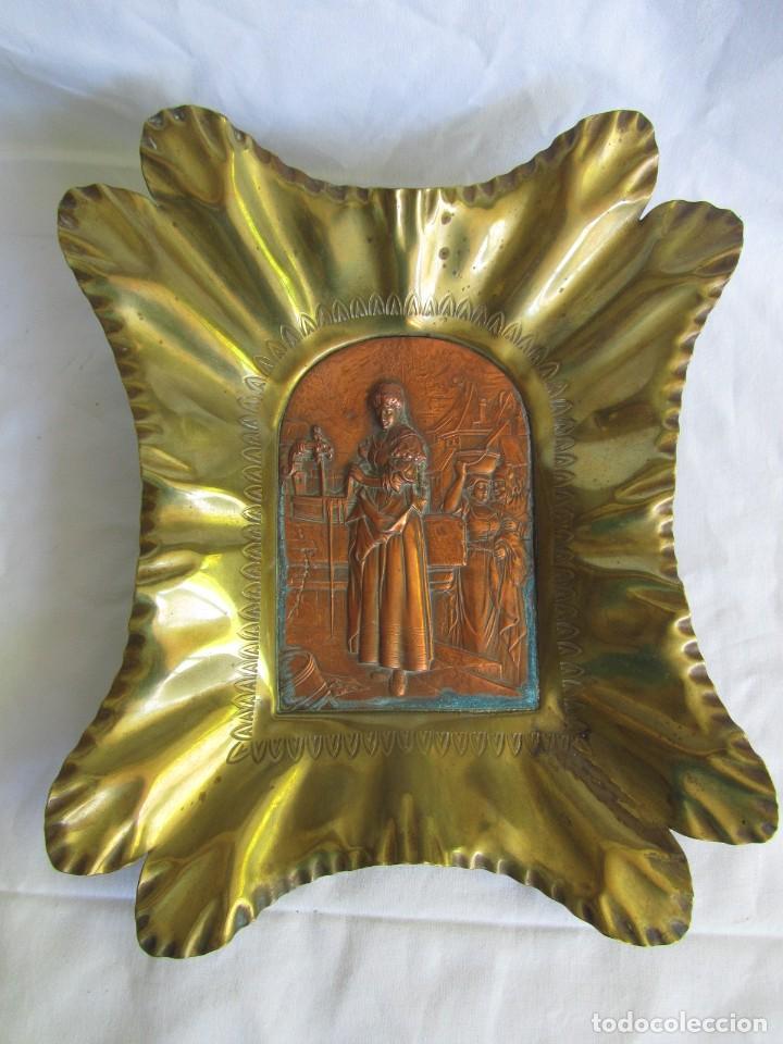 Otros objetos de arte: Antiguo relieve en cobre con marco de lat&oacute;n, lavandera - Foto 2