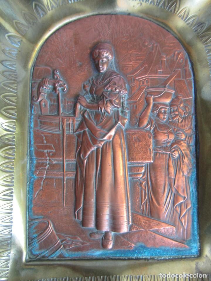 Otros objetos de arte: Antiguo relieve en cobre con marco de lat&oacute;n, lavandera - Foto 3