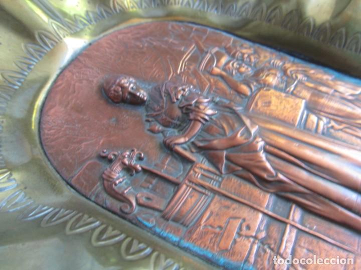 Otros objetos de arte: Antiguo relieve en cobre con marco de lat&oacute;n, lavandera - Foto 4