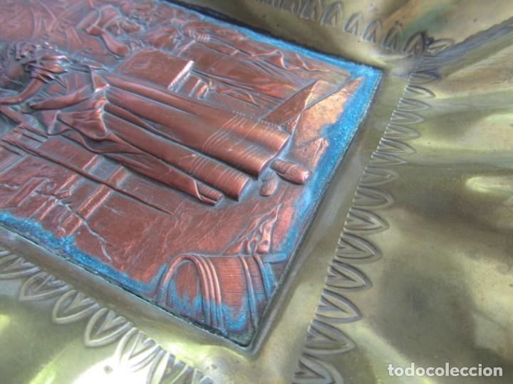 Otros objetos de arte: Antiguo relieve en cobre con marco de lat&oacute;n, lavandera - Foto 5