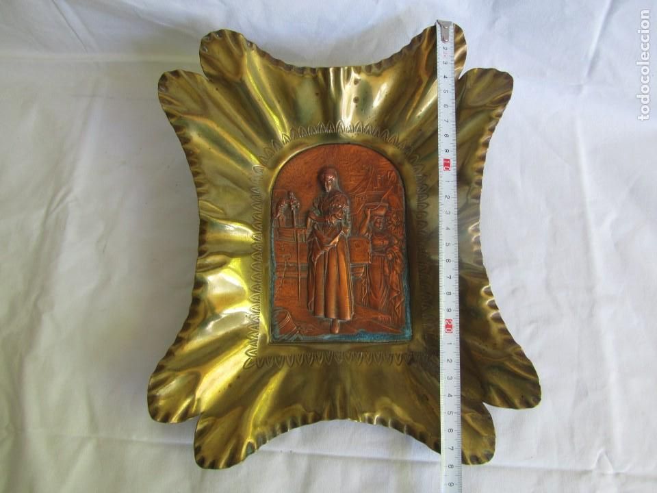 Otros objetos de arte: Antiguo relieve en cobre con marco de lat&oacute;n, lavandera - Foto 6