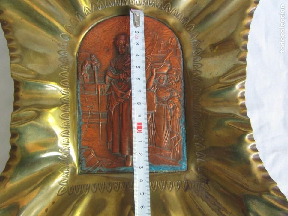 Otros objetos de arte: Antiguo relieve en cobre con marco de lat&oacute;n, lavandera - Foto 7