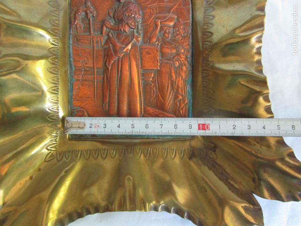 Otros objetos de arte: Antiguo relieve en cobre con marco de lat&oacute;n, lavandera - Foto 8