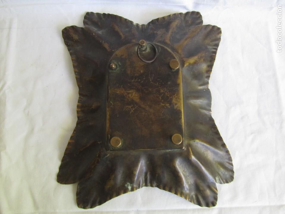 Otros objetos de arte: Antiguo relieve en cobre con marco de lat&oacute;n, lavandera - Foto 9