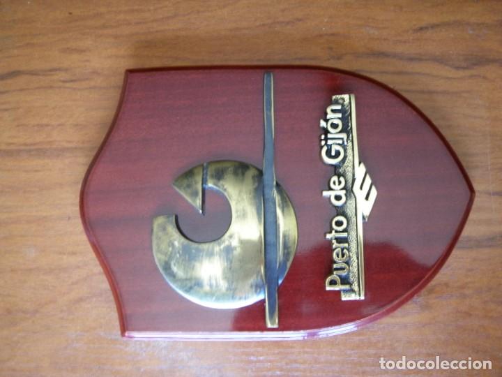 Otros objetos de arte: METOPA PUERTO DE GIJ&Oacute;N BRONCE Y MADERA - Foto 2