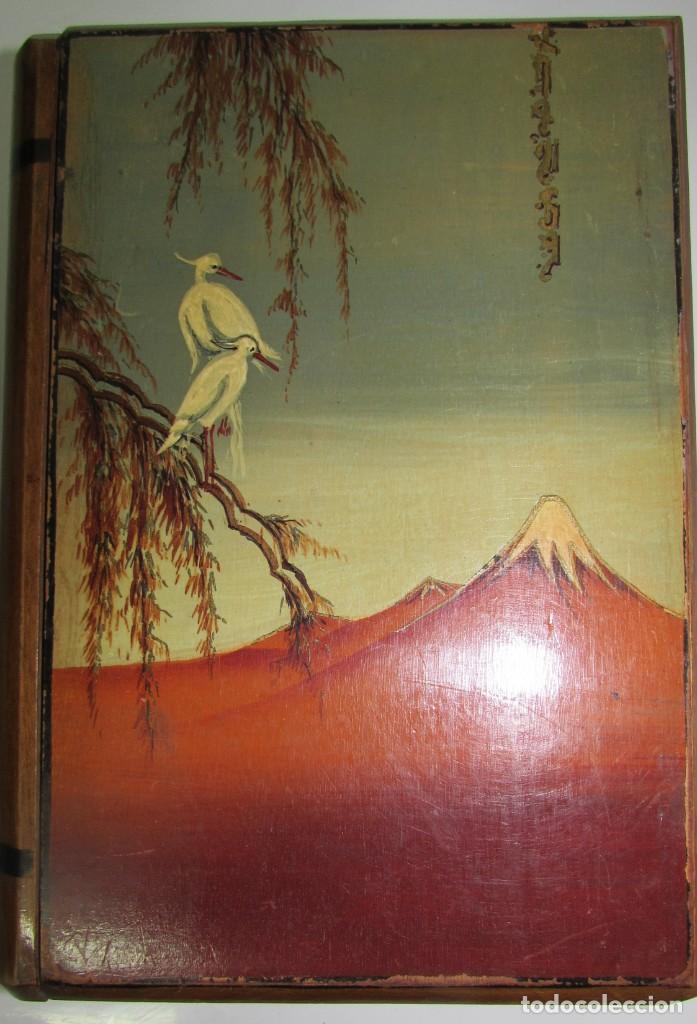 Otros objetos de arte: Caja de madera en forma de libro decorada - Foto 1