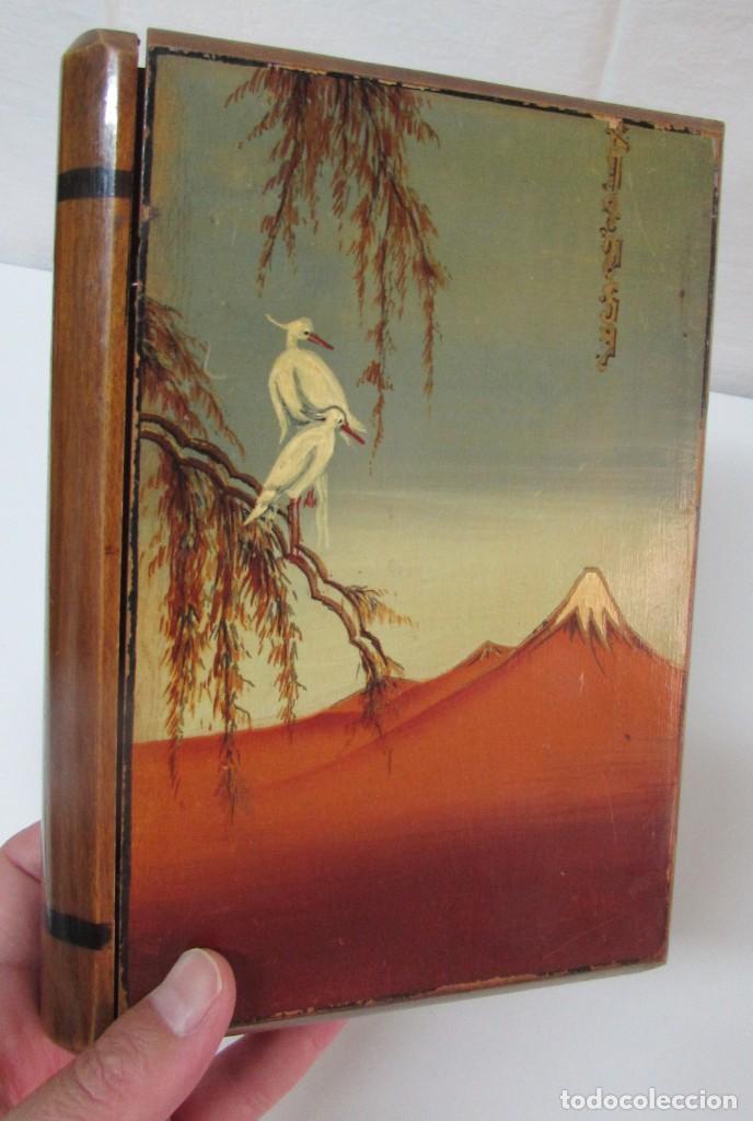 Otros objetos de arte: Caja de madera en forma de libro decorada - Foto 2